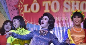 Gánh hội chợ và những mảnh đời nổi trôi Gánh hội chợ và những mảnh đời nổi trôi