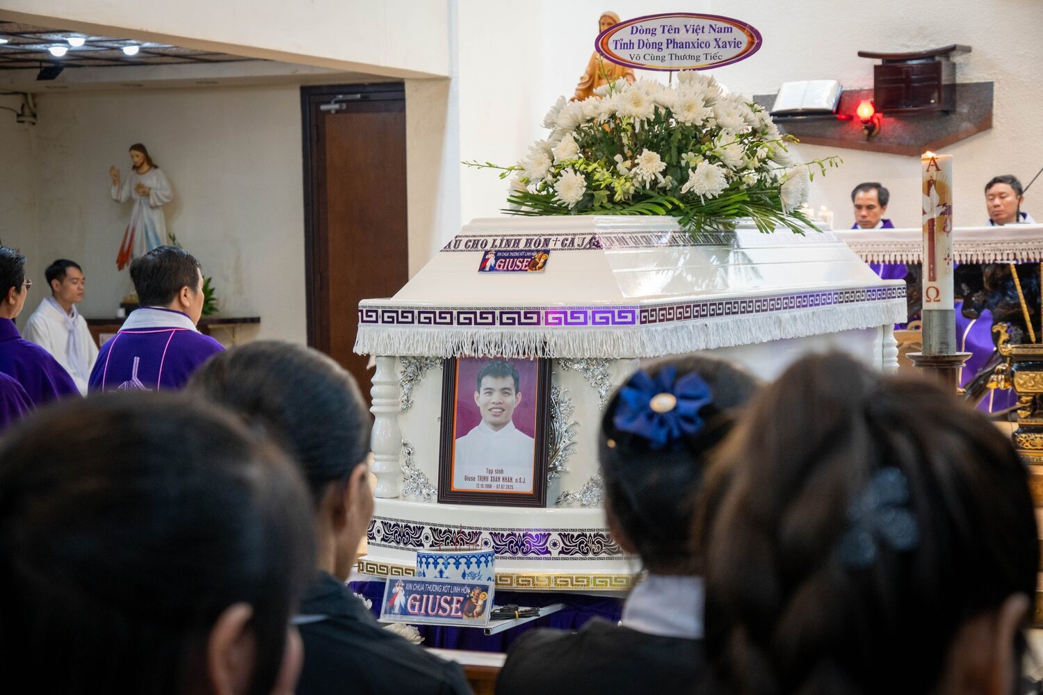 “Bước Theo Đức Kitô Vác Thập Giá” - Thánh lễ An táng Thầy Tập Sinh Giuse Trịnh Xuân Nhân, n. S.J.