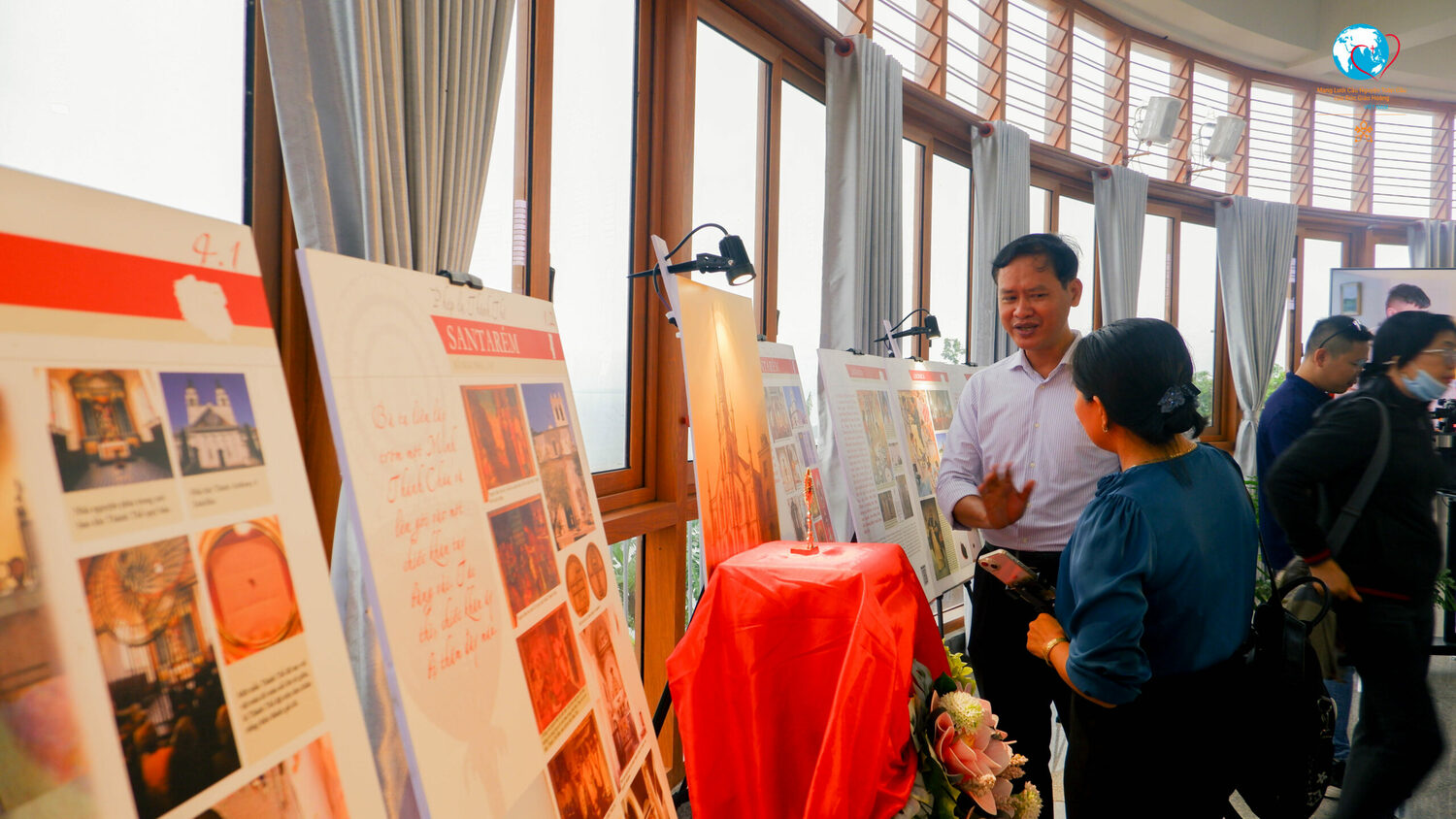 Cộng đoàn Dòng Tên cùng hiệp thông trong Triển lãm Phép lạ Thánh thể tại Đức Mẹ Núi Cúi